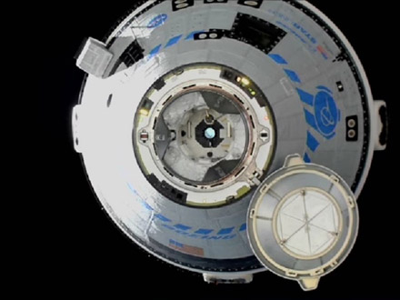 米ボーイング宇宙船、“再試”で宇宙ステーションに到達