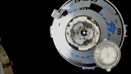 ISS（左）に接近するスターライナー＝日本時間21日午前（NASAテレビから）