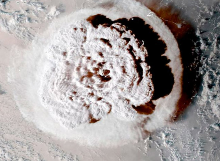 国連が公開したトンガ沖海底火山の爆発的噴火の瞬間を捉えた衛星画像（UN/NOAA/UNICEF提供）