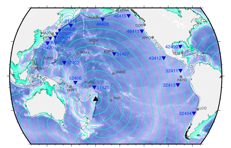 防災科研などの研究で使われた海底水圧観測網の気圧計（灰色の丸印）や海底圧力計（青い逆三角）の位置。黒い三角はトンガ沖の海底火山の位置（防災科研／東大地震研提供）