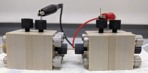 研究グループが開発した給電不要の電解反応装置（東京工業大学提供）