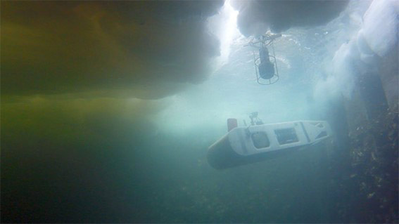 結氷した北海道紋別港で全自動潜航中の自律型海中ロボット「MONACA」(東京大学／極地研提供)