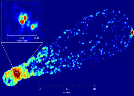 独自の再解析で得られたM87銀河の中心の画像。右上へとジェットが伸びているという。左上の拡大図では「コア構造」（中央下寄りの赤丸）と、「ノット構造」（右下と中央右上の、やや縦長の赤丸）が見られる（三好真・国立天文台助教ら提供）
