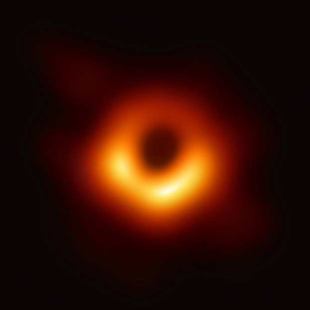 国際研究グループが撮影したとするM87銀河の巨大ブラックホール（イベント・ホライズン・テレスコープ・コラボレーション提供）