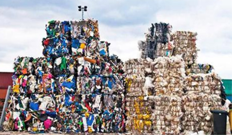 地球環境戦略研究機関(IGES)がまとめた報告書「プラスチックごみ問題の行方」の表紙に使用されたプラごみのカット写真（IGES提供）