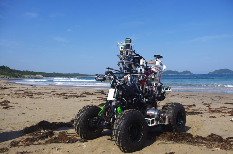 林さんたちが開発したビーチクリーンロボット（BC-ROBOP海岸工学会 提供）