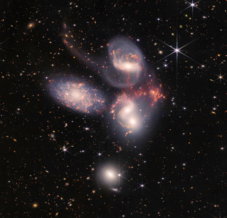 ステファンの五つ子銀河（NASA、欧州宇宙機関、カナダ宇宙庁、米宇宙望遠鏡科学研究所提供）