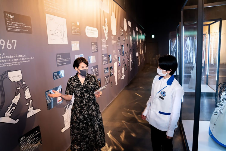 ロボットと人間が歩んできた歴史について語るアスルさん（左）と日本科学未来館の科学コミュニケーター園山由希江さん（右）。園山さんは今回、アスルさんと一緒に展示を巡り、ロボットと人間の関係について新たな気づきも得たという