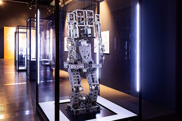 日本のロボット開発の第一人者である故加藤一郎教授を中心に開発された、世界初の人型知能ロボットWABOT-1（ワボット-ワン）