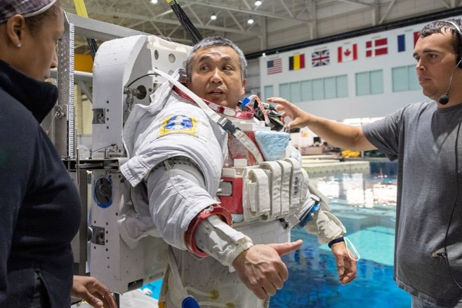 NASAの施設で船外活動の訓練をする若田さん＝4月（JAXA、NASA提供）