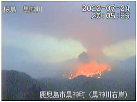 気象庁の監視カメラが捉えた24日午後8時5分の桜島南岳山頂火口の爆発の状況（気象庁提供）