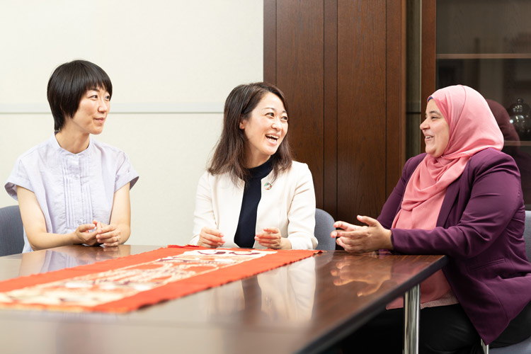日本人、エジプト人の大学院生と談笑。新福さんの研究室では世界各国からの留学生が研究に励んでいる
