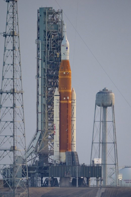 打ち上げ延期が続くSLS＝3日、米フロリダ州（NASA提供）