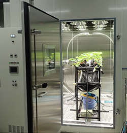 ロボティクス人工気象室のロボット計測装置（農研機構提供）