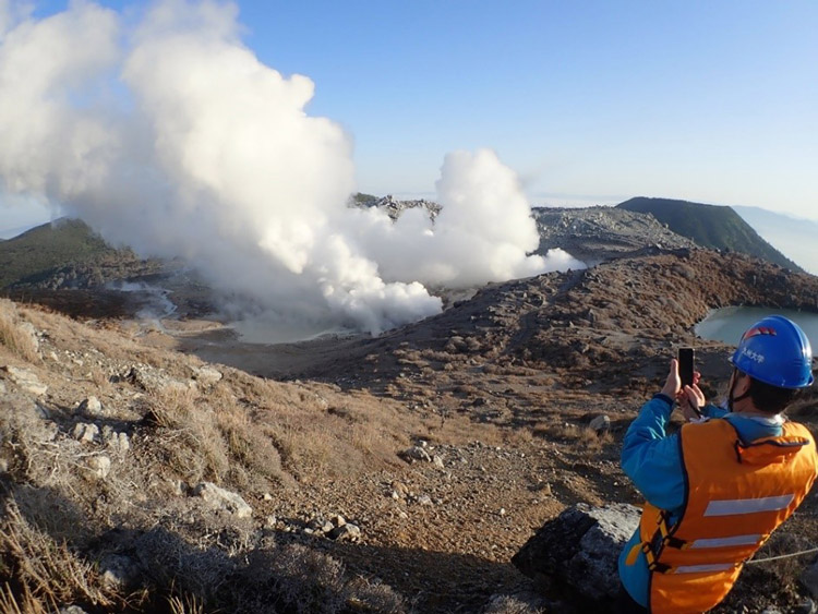 水蒸気噴火から3週間後の霧島硫黄山の噴火地点。地下から出た熱水による湯だまりがあり、噴気が盛んに出ていた＝2018年5月（九州大学地震火山観測研究センター提供）