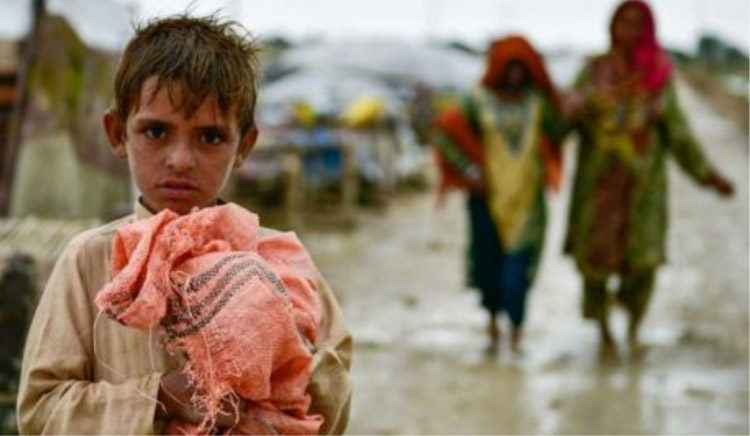 パキスタンの洪水被害で途方に暮れる子どもの様子を伝えるWMOの画像（WMO提供）
