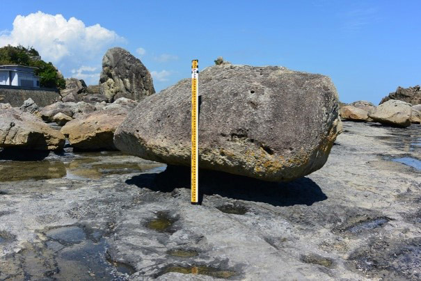 巨石の周囲は長い年月をかけ波で削られているが、巨石の下だけが残って台座のようになっている（産総研提供）