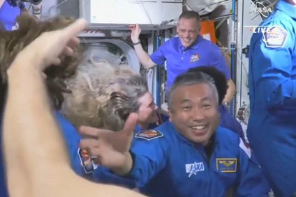 ISSに到着し、待ち受けた飛行士と喜ぶ若田さん（手前）＝日本時間7日午前（NASAテレビから）