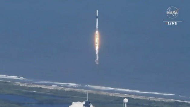 クルードラゴン5号機を搭載し打ち上げられるファルコン9＝6日午前（NASAテレビから）