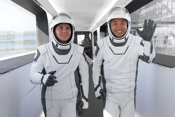 斬新な宇宙服に身を包み、搭乗口で笑顔の若田さん（右）とロシアのキキナさん＝米東部時間5日（NASA提供）