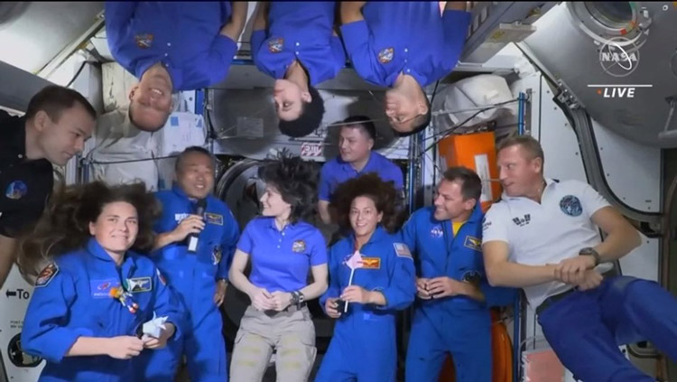 歓迎式で語る若田さん（左下から2人目）。滞在飛行士は一時的に11人の“大所帯”となった＝7日午前（NASAテレビから）