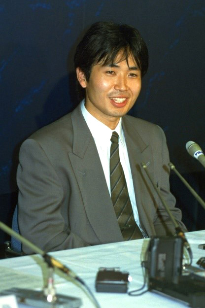 飛行士候補に選ばれ会見する若田さん＝1992年（JAXA提供）
