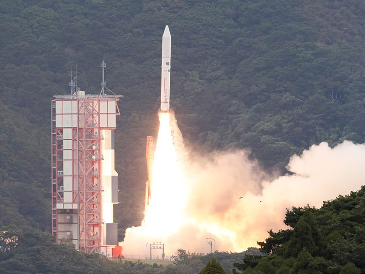 衛星8基を搭載し打ち上げられるイプシロン6号機＝12日午前、鹿児島県肝付町の内之浦宇宙空間観測所（JAXA提供）