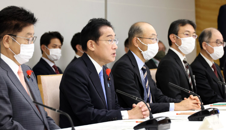 13日の検討会議であいさつする岸田文雄首相（左から2番目、左端は加藤勝信厚生労働相）（首相官邸提供）