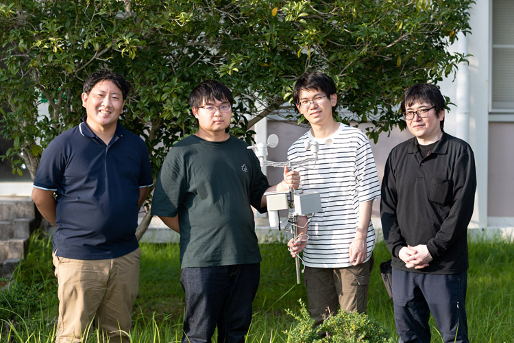 キンモクセイの木の前で。左から近藤正樹さん、田畑賢祐さん、坂本龍太郎さん、白石和章さん