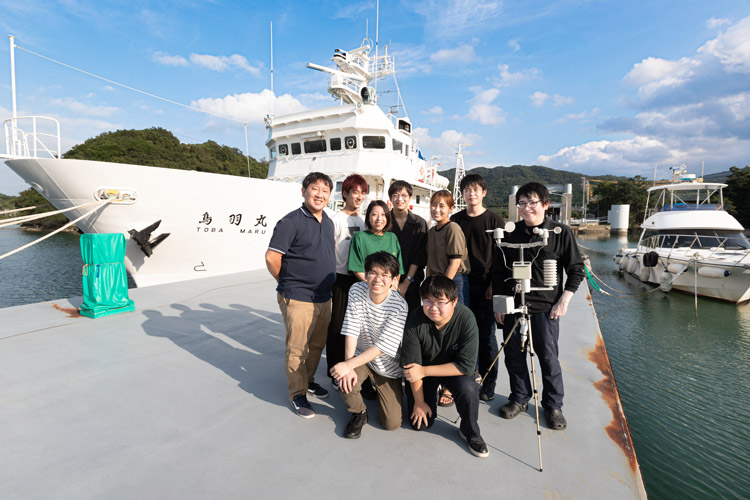 練習船「鳥羽丸」と白石・近藤研究室のメンバー