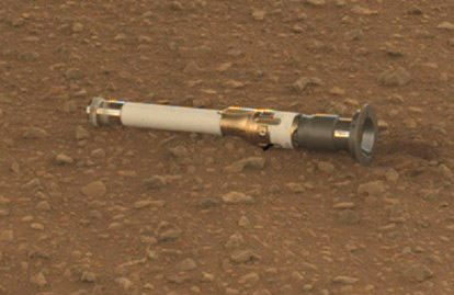 パーシビアランスが火星の地表に最初に配置した試料容器（NASA、米カリフォルニア工科大学、米MSSS社提供）