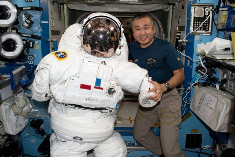 船外活動用の宇宙服と若田さん＝先月28日（NASA提供）