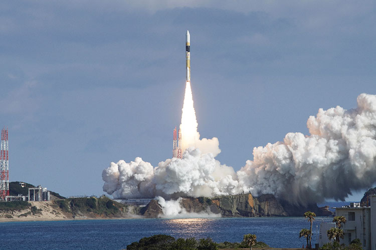 情報収集衛星レーダー7号機を搭載し打ち上げられるH2Aロケット46号機＝26日午前、鹿児島県南種子町（三菱重工業提供）