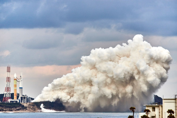 H3の1段実機型タンクステージ燃焼試験＝昨年11月7日、鹿児島県南種子町の種子島宇宙センター（JAXA提供）