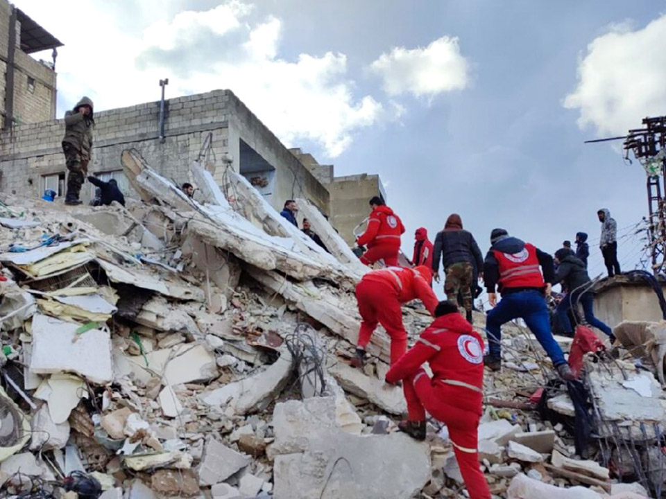 プレート境界で長大な活断層が動いたトルコ大地震 もろい建物を直撃し、犠牲者3.5万人を超える