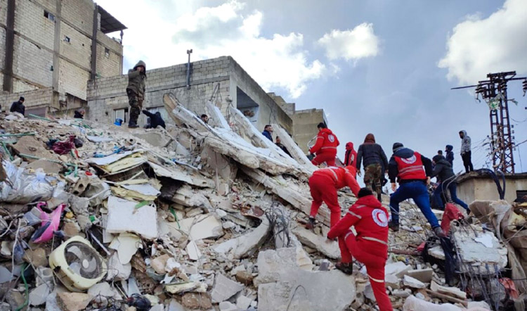 シリア国内とみられるビル崩壊現場で救助活動を続けるシリア赤新月社（SARC）のメンバー（SARC/日本赤十字社提供）