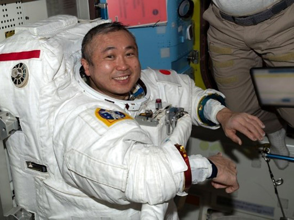 ISS滞在「誠心誠意取り組む」古川さん強調、帰還した若田さんも会見