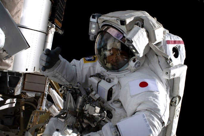 船外活動を行う若田さん＝1月21日（JAXA、NASA提供）