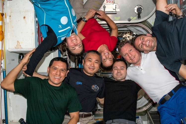 米露の飛行士とISSで活動する若田さん（中央）＝昨年11月3日（JAXA、NASA提供）