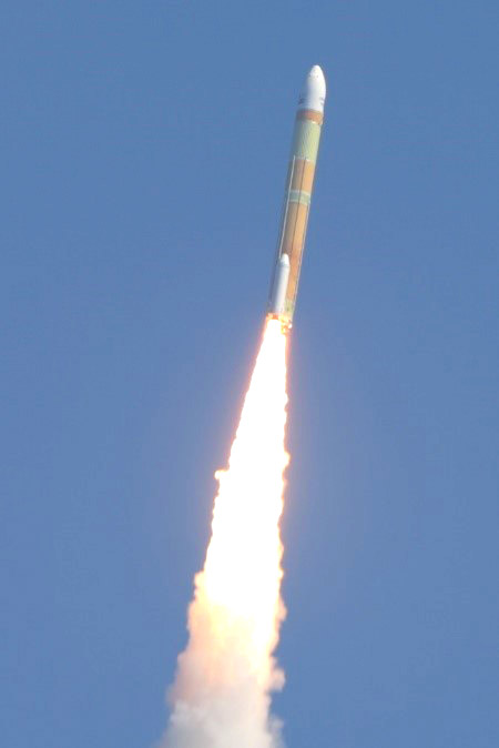 打ち上げ直後、上昇するH3ロケット1号機＝7日午前、鹿児島県南種子町（腰高直樹撮影）
