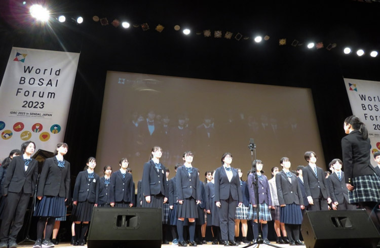 閉会式音楽イベントで歌う仙台第一中学校合唱団
