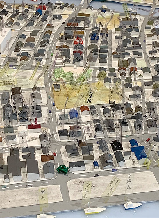 名取市災害復興伝承館に展示された大震災前の閖上地区の立体模型の一部。沿岸部に住宅が密集していたことが分かる（３月13日午後撮影）
