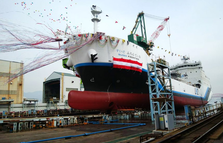 川崎重工業が製造した世界初の液化水素運搬船「すいそ ふろんてぃあ」の進水式（2019年12月11日）（資源エネルギー庁提供）