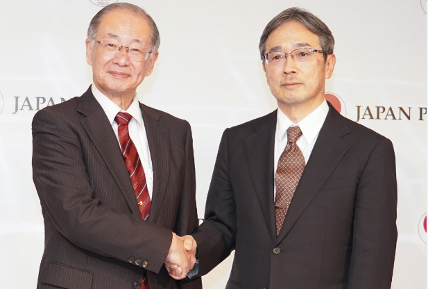 日本国際賞を受けた中沢さん（左）と萩本さん（4月14日撮影）