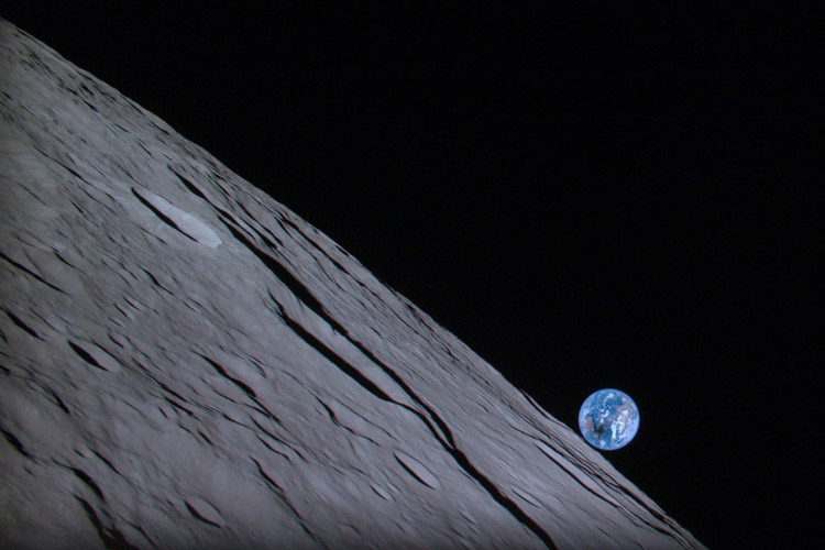 ハクトR着陸機が失敗前、月の上空100キロから撮影した月面と地球。日食が起きているため、地球に月の影がある＝日本時間20日（アイスペース提供）