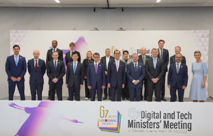 G7デジタル・技術相会合の出席者。前列ほぼ中央の日本人3人が左から日本政府代表の西村康稔経済産業相、河野太郎デジタル相、松本剛明総務相（経済産業省提供）