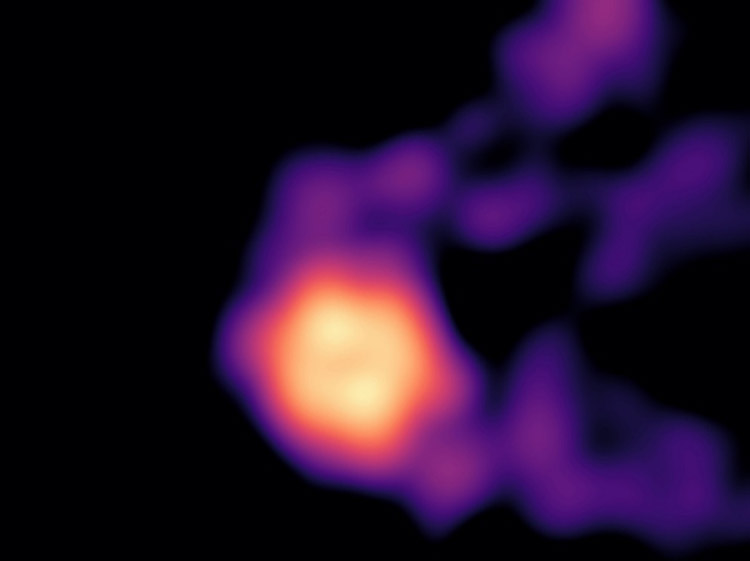 電波観測で撮影した、M87銀河の中心の巨大ブラックホール周辺。中央の降着円盤に加え、右側へ噴き出すジェットも捉えた（路如森氏ら提供）