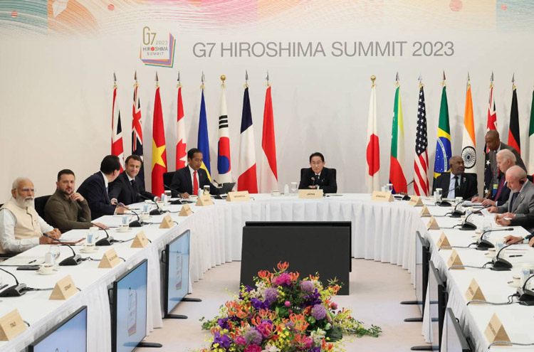 G7首脳のほか、新興国首脳やウクライナのゼレンスキー大統領も参加した21日のセッション9「平和で安定し、繁栄した世界に向けて」の様子（会議会場のグランドプリンス広島、G7広島サミット事務局／外務省提供）