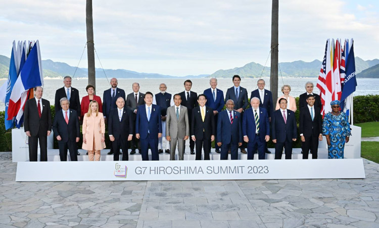 G7首脳に招待国首脳や国際機関の長が加わっての記念写真（20日、グランドプリンスホテル広島前、G7広島サミット事務局／外務省提供）