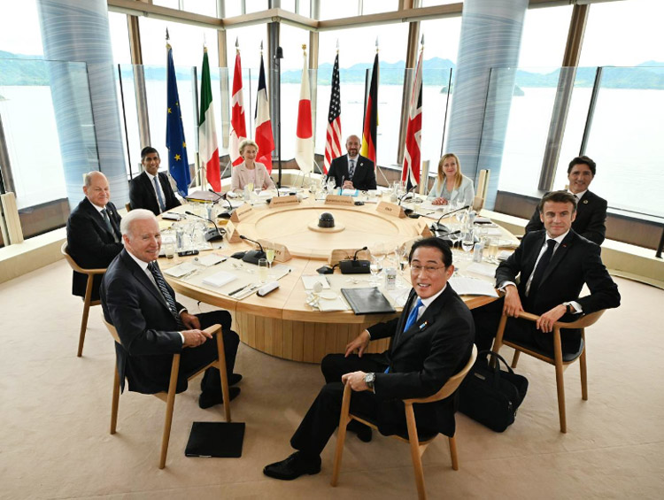 会議初日19日の「セッション1」でのG7首脳（グランドプリンス広島、G7広島サミット事務局／外務省提供）
